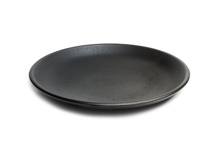 Piatto rotondo nero isolato su sfondo bianco
