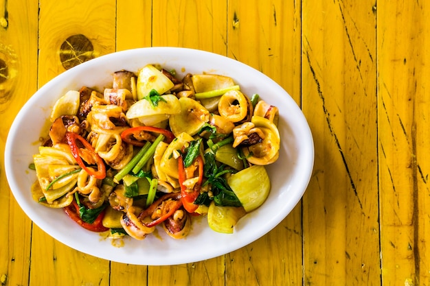 Piatto sano di calamari con la primavera