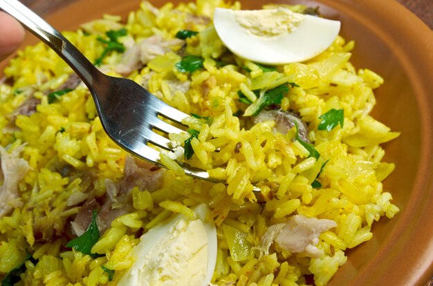 Piatto scozzese - Kedgeree, scaglie di aringa affumicata al forno con riso, latte, prezzemolo e servite con uova sode.