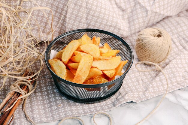 Piatto snack delizioso, patatine fritte, anelli di cipolla, involtini primavera o salsicce sul tavolo