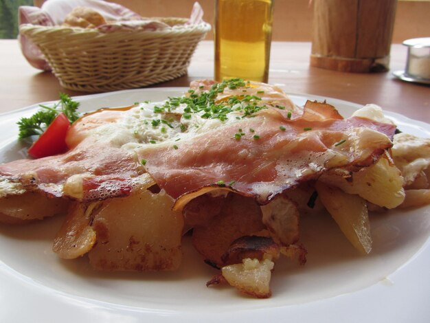 Piatto tipico dell'Alto Adige meridionale con uova fritte, patate e cipolla