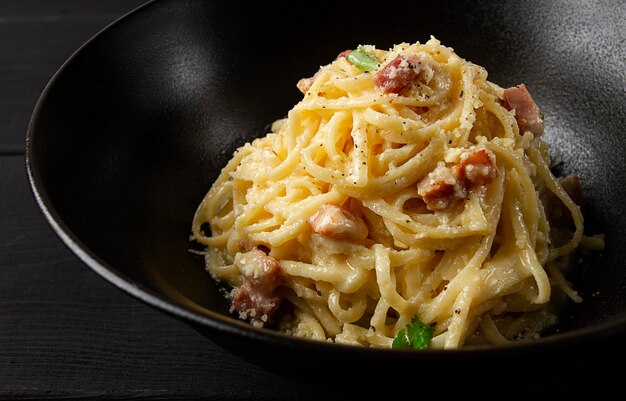 Piatto tradizionale italiano spaghetti alla carbonara fatti in casa senza persone vista dall'alto