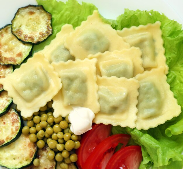 Piatto vegano vicino con deliziosi ravioli