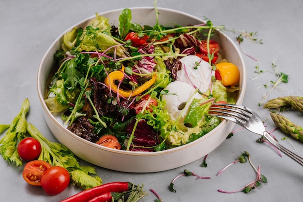 Piatto vegetariano con insalata di verdure cibo sano