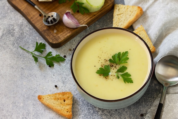 Piatto vegetariano Dietetico Gustoso Zuppa di crema estiva Zucchine su sfondo chiaro