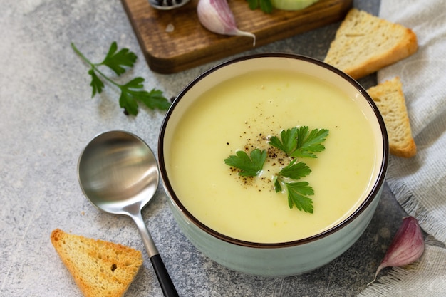 Piatto vegetariano Dietetico Gustoso Zuppa di crema estiva Zucchine su sfondo chiaro