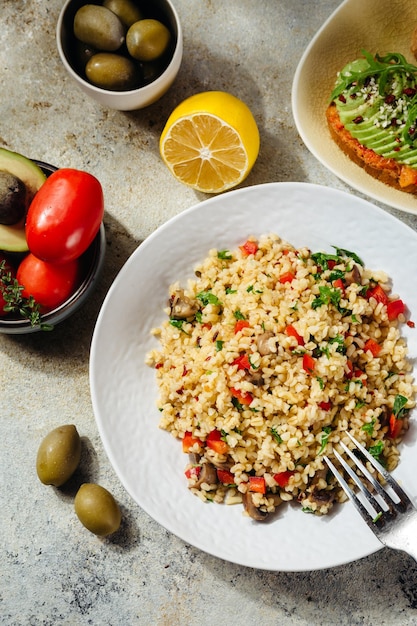 piatto vegetariano e vegano bulgur tabbouleh con pepe ed erbe aromatiche