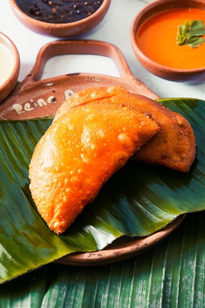 Piatto venezuelano, empanadas ripiene e salsa. Cena.