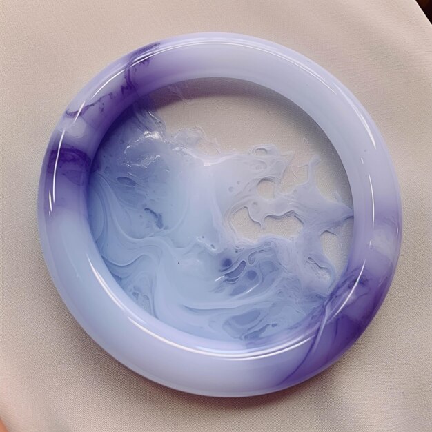 Piatto viola e bianco con un vortice blu in esso generativo ai