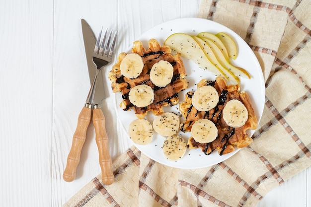 Piatto waffle belga con frutta e cioccolato dall'alto