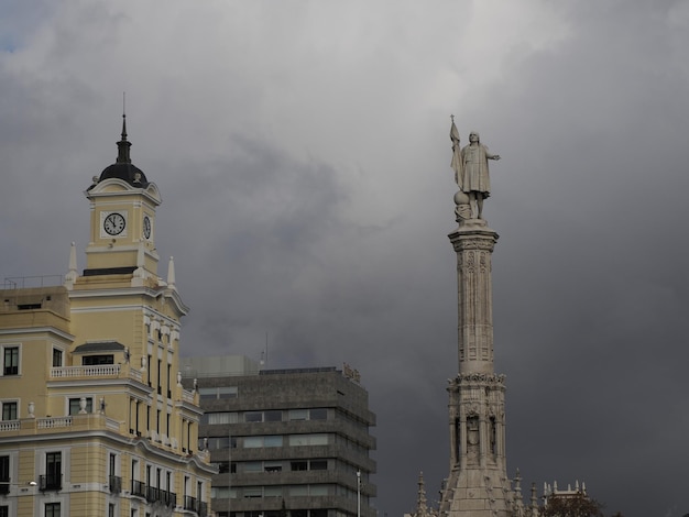 Piazza Colombo con Monumento a Cristoforo Colombo (Plaza de Colon) a Madrid