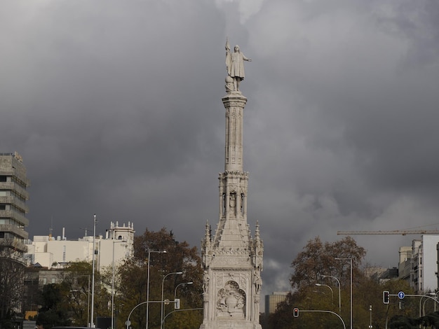 Piazza Colombo con Monumento a Cristoforo Colombo (Plaza de Colon) a Madrid