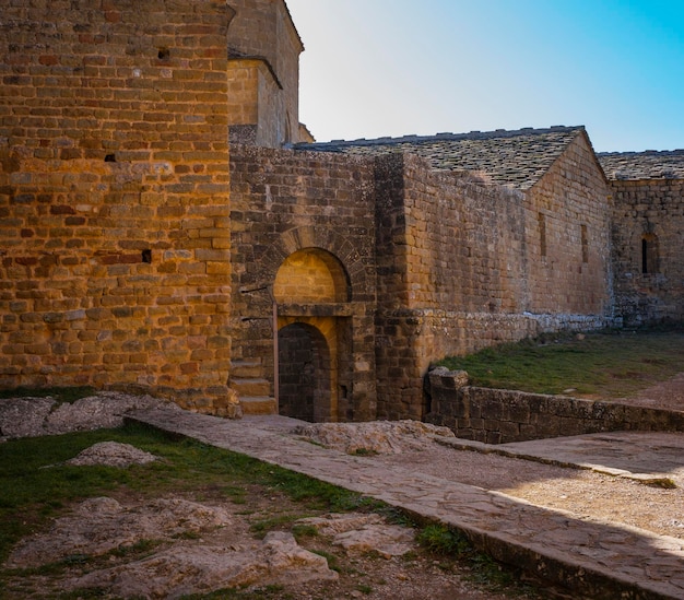 Piazza d'armi del castello di Loarre in spagna verso la porta della cripta