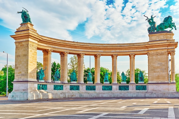 Piazza degli Eroi-è una delle piazze principali di Budapest, in Ungheria, statua dei Sette Capi dei Magiari e di altri importanti leader nazionali.