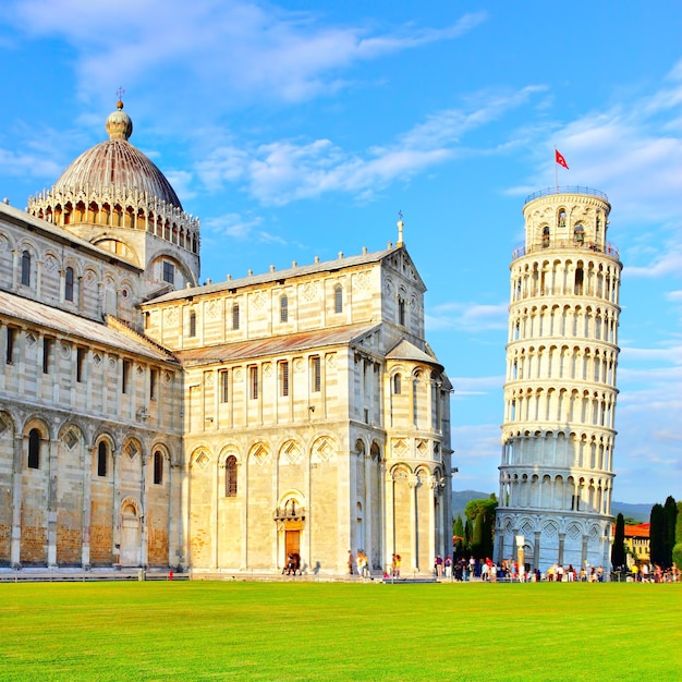 Piazza dei Miracoli a Pisa con la Basilica e la Torre Pendente, Italia