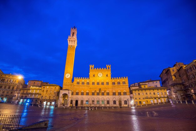 Piazza del Campo a Siena, Italia al crepuscolo