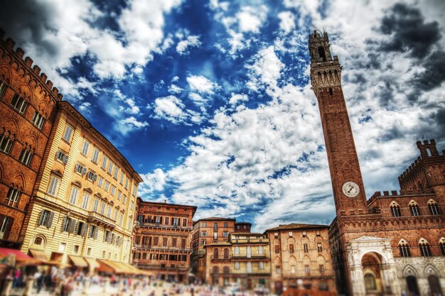 Piazza del Campo a Siena sotto un cielo drammatico in hdr Italia