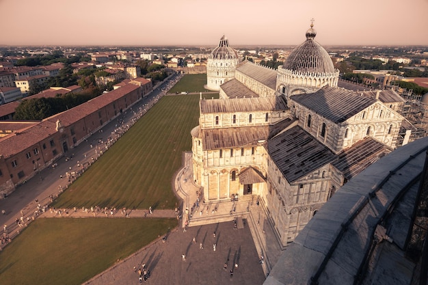 Piazza del Duomo con la Cattedrale di Pisa lunga ombra della Torre Inclinata alla luce dell'alba Pisa Italia