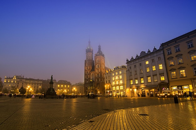 Piazza del mercato a Cracovia di notte con la Basilica di Santa Maria