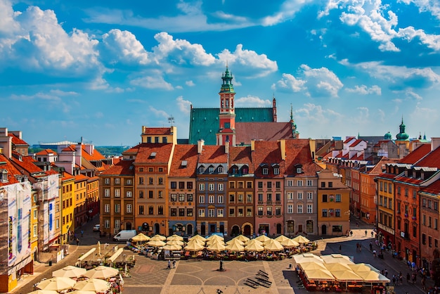 Piazza del mercato a Varsavia, Polonia con cielo blu nuvoloso. Viaggia all'aperto sfondo europeo