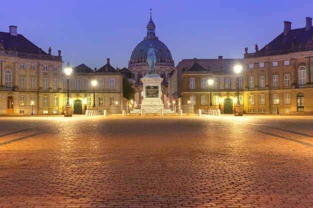 Piazza del palazzo di Amalienborg e palazzo di amalienborg con la statua di frederick v copenhagen capitale di de