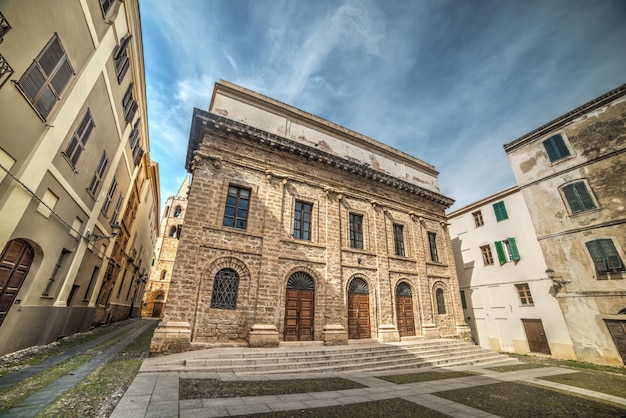 Piazza del Teatro nel centro storico di Alghero in Italia