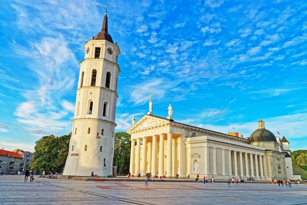 Piazza della Cattedrale e Campanile della Città Vecchia, Vilnius, Lituania. Persone sullo sfondo