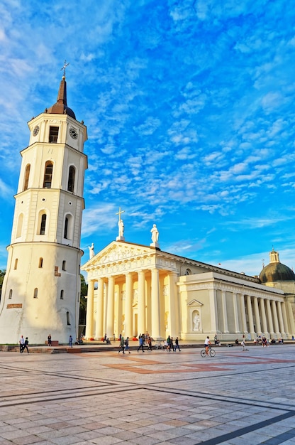 Piazza della Cattedrale e Campanile della Città Vecchia, Vilnius, Lituania. Persone sullo sfondo