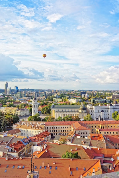 Piazza della Cattedrale e il quartiere finanziario, con la mongolfiera nel cielo nella città vecchia, Vilnius, Lituania