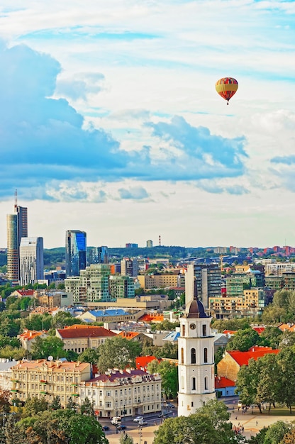 Piazza della Cattedrale e quartiere finanziario e mongolfiera nel cielo della città vecchia, Vilnius, Lituania