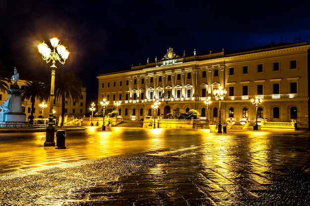 Piazza della città italiana di notte