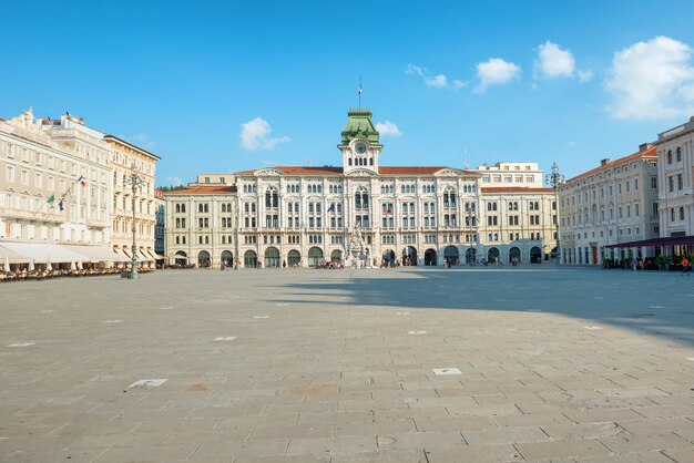 Piazza della città vecchia in città europea. Italia, Triste