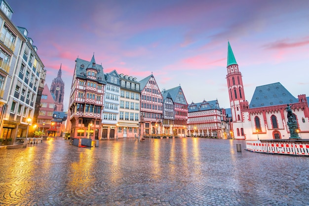 Piazza della città vecchia Romerberg a Francoforte, Germania al crepuscolo