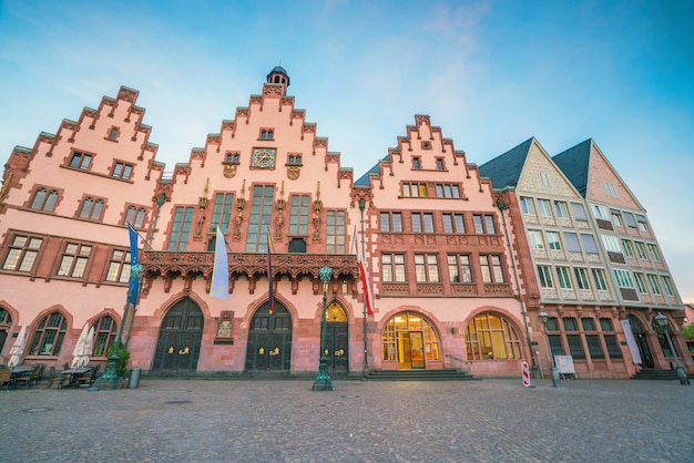 Piazza della città vecchia Romerberg nel centro di Francoforte, Germania all'alba