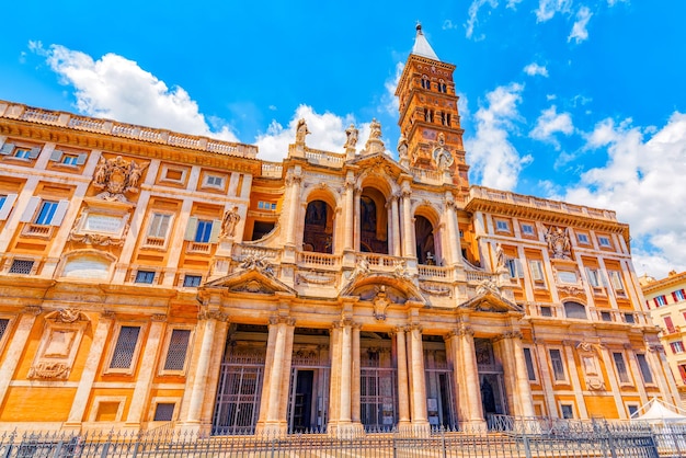 Piazza di Santa Maria Maggiore Piazza di Santa Maria Maggiore e la chiesa di Santa Maria Maggiore con persone e turisti L'Italia