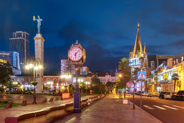 Piazza Europa durante l'ora blu, Batumi, Georgia