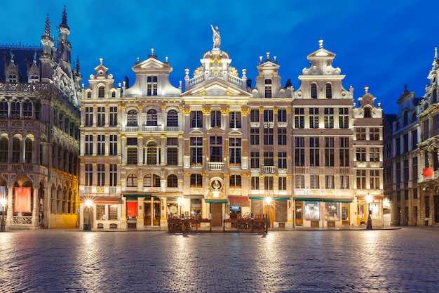 Piazza Grand Place di notte a Bruxelles in Belgio