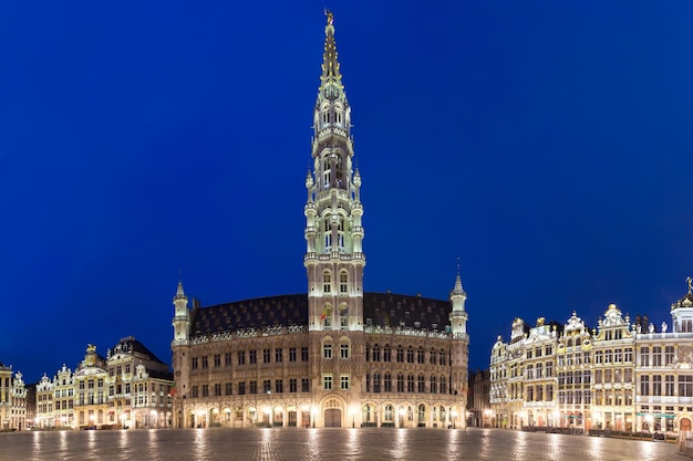 Piazza Grand Place di notte a Bruxelles in Belgio