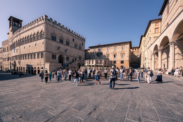 Piazza IV Novembre antica piazza con fontana ed edifici medievali nella giornata di sole Perugia Italia