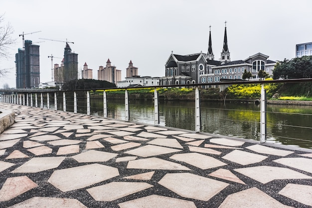 piazza moderna con skyline e paesaggio urbano sfondo