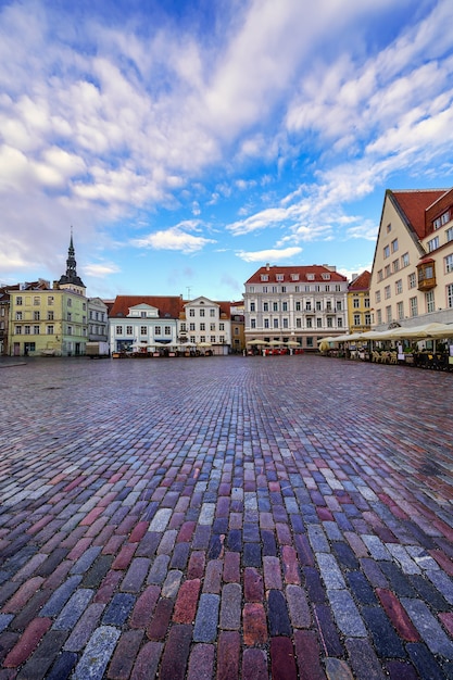 Piazza principale con pavimento in ciottoli e vecchi edifici medievali. Tallinn Estonia.