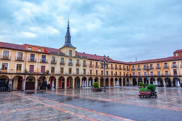 Piazza principale con vecchi edifici e portici sotto le case al tramonto leon spagna