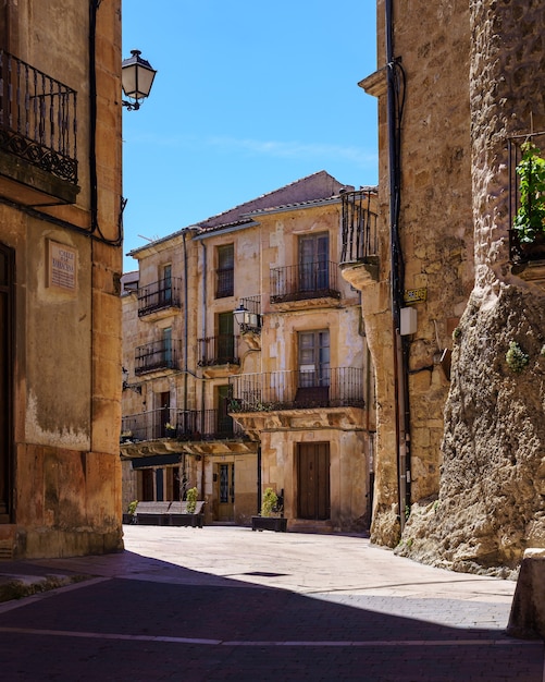 Piazza principale del centro storico con case medievali in pietra