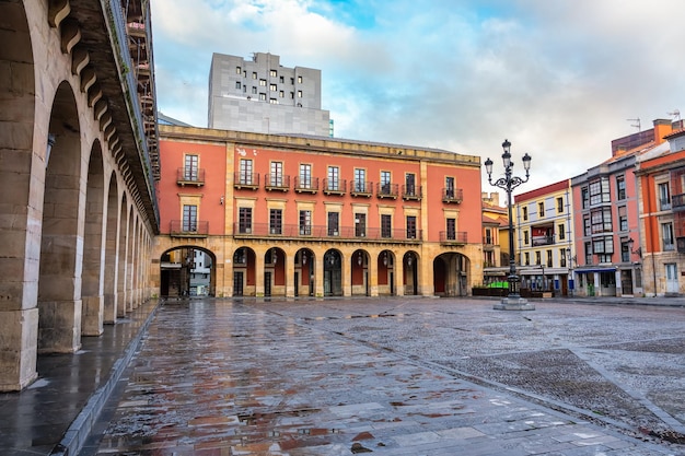Piazza principale della città turistica di Gijon con i suoi edifici classici e gli archi in pietra che circondano la piazza delle Asturie