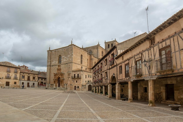 Piazza principale di Penaranda de Duero nella provincia di Burgos in Spagna