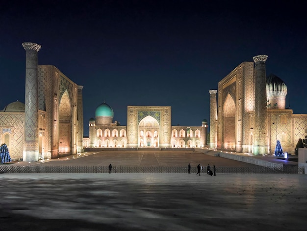 Piazza Registan illuminata in modo colorato di notte