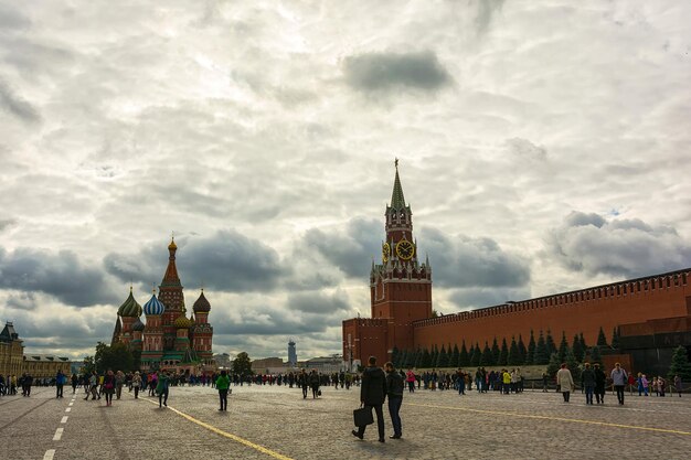 Piazza Rossa le mura del Cremlino il Mausoleo e la Cattedrale di San Basilio Mosca Russia