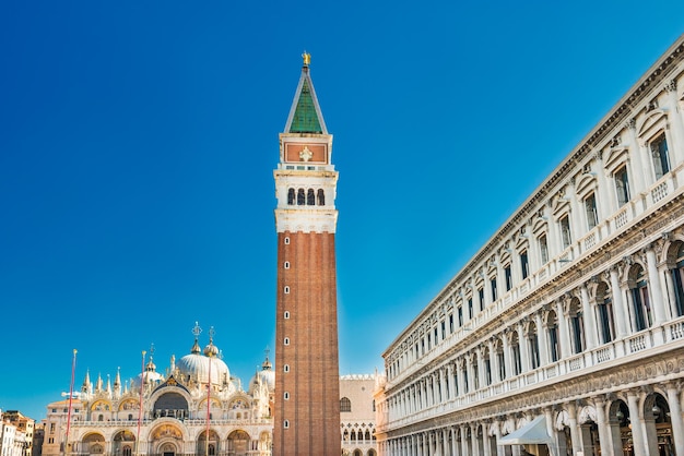 Piazza San Marco a Venezia con campanile e senza popolo