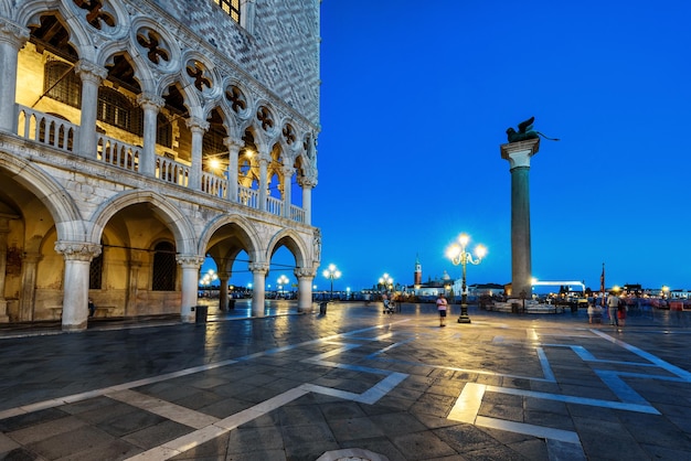 Piazza San Marco di notte a Venezia Italia