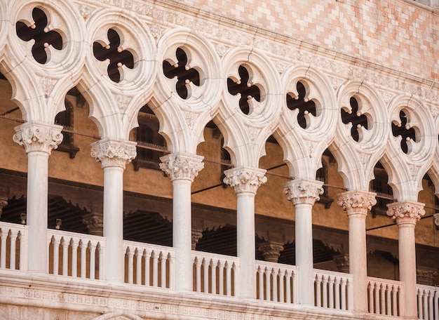 Piazza San Marco, Venezia, Italia. Dettagli in prospettiva sulle facciate dei palazzi antichi.
